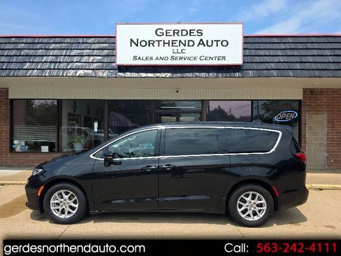 Used 2024 Chrysler Pacifica Touring-L image 1