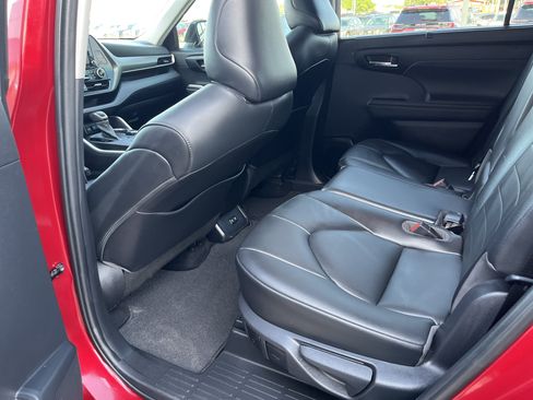 Used 2020 Toyota Highlander XLE FWD image 11