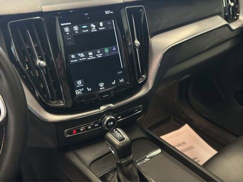 Used 2020 Volvo XC60 T5 Momentum image 17