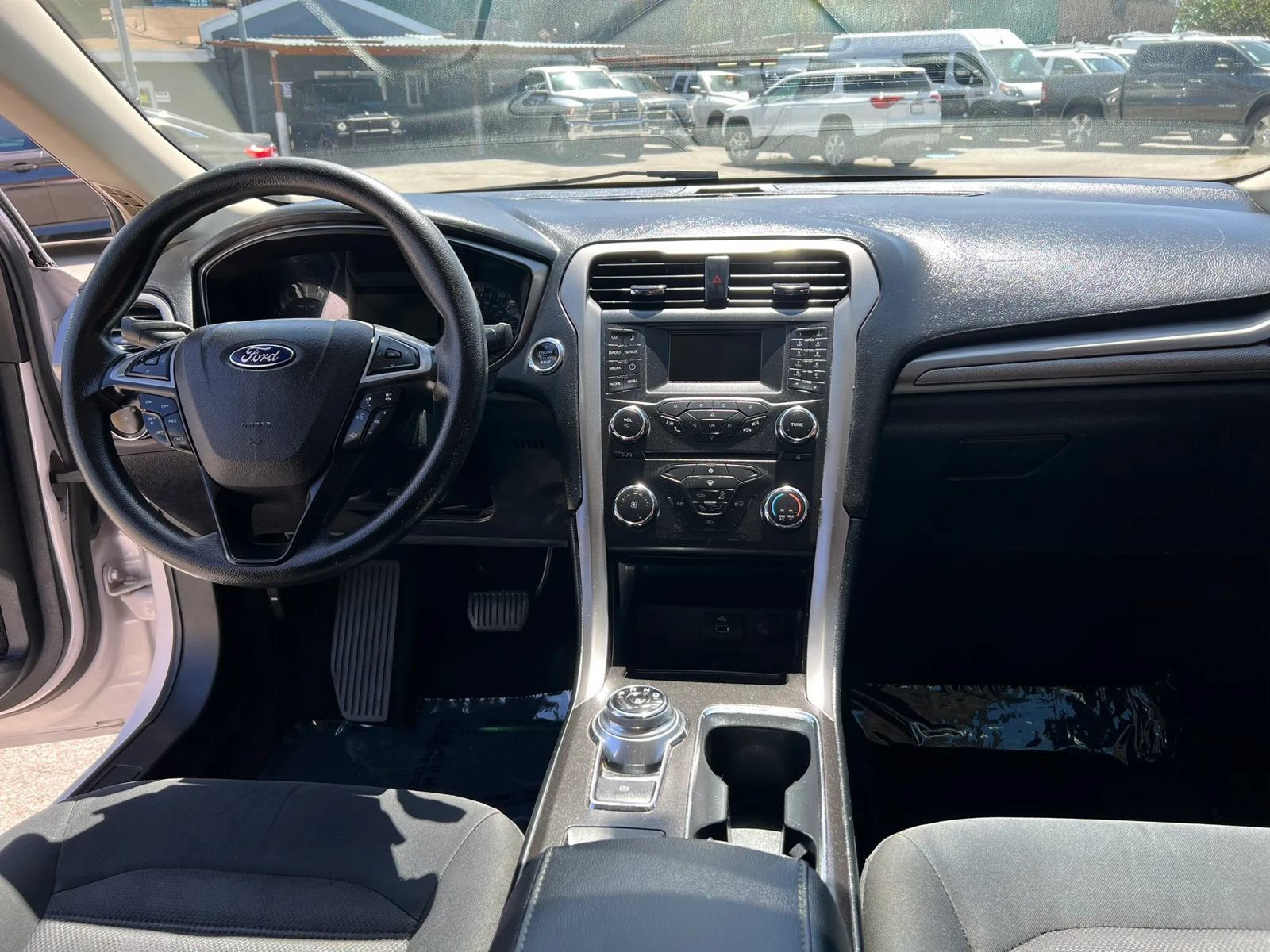 Used 2017 Ford Fusion SE FWD image 12