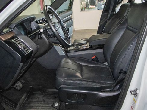 Used 2019 Land Rover Discovery HSE image 8