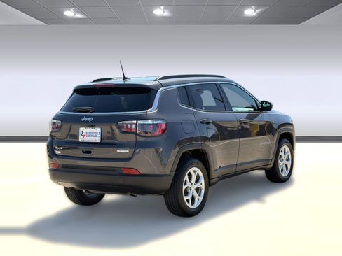 Used 2024 Jeep Compass Latitude image 9