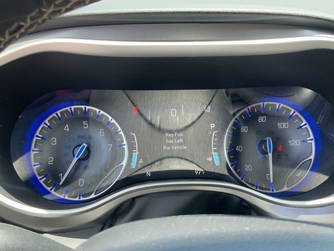 Used 2024 Chrysler Pacifica Touring-L FWD image 21