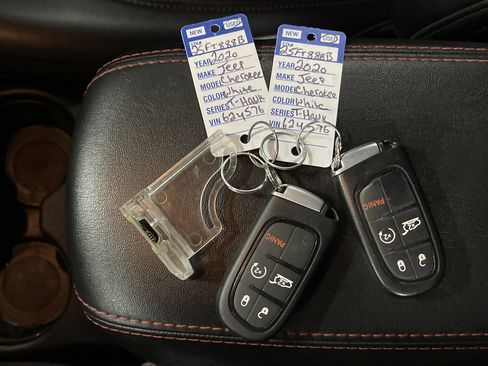 Used 2020 Jeep Cherokee Trailhawk w/ Comfort/Convenience Group image 27