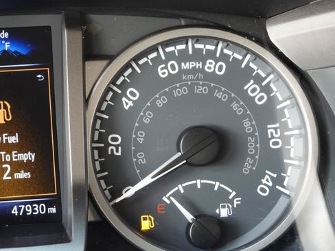 Used 2021 Toyota Tacoma SR5 RWD image 75