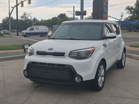 Used 2016 Kia Soul + FWD image 9