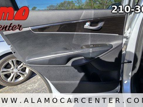 Used 2019 Kia Sorento LX V6 AWD image 36