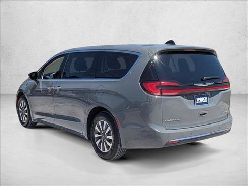 Used 2023 Chrysler Pacifica Touring-L FWD image 8