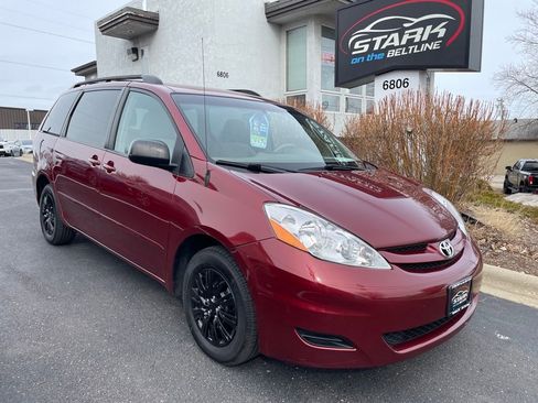 Used 2010 Toyota Sienna LE image 2