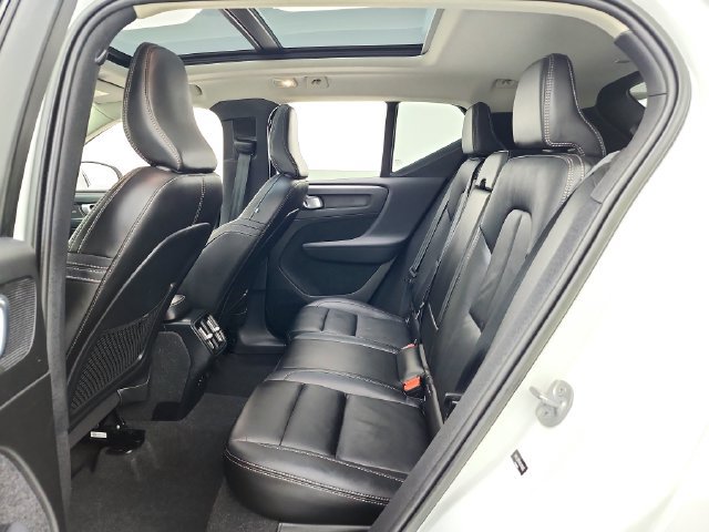Used 2024 Volvo XC40 B5 Plus w/ Protection Package Premier AWD/4WD image 30