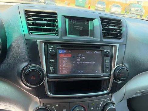 Used 2013 Toyota Highlander FWD w/ Cold Weather Pkg image 17