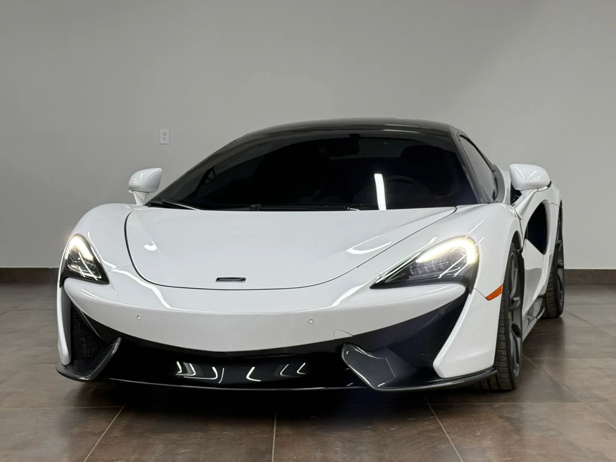 Used 2019 McLaren 570S Spider RWD image 2