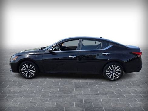 Used 2025 Nissan Altima 2.5 SV FWD image 4
