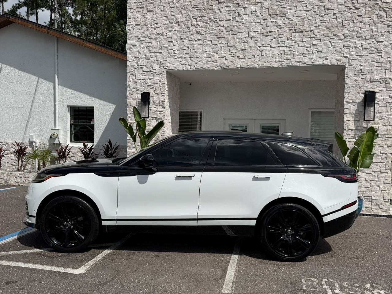Used 2018 Land Rover Range Rover Velar R-Dynamic SE AWD/4WD image 2