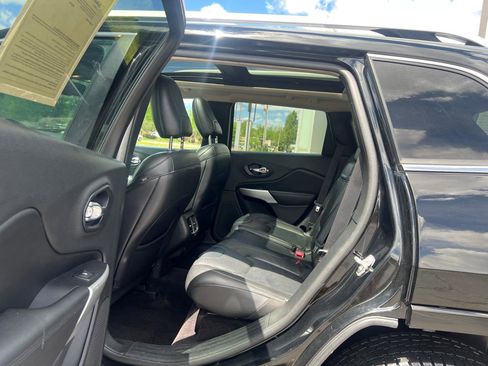 Used 2018 Jeep Cherokee Overland w/ Technology Group AWD/4WD image 36