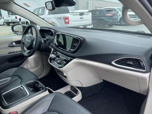 Used 2024 Chrysler Pacifica Touring-L image 19