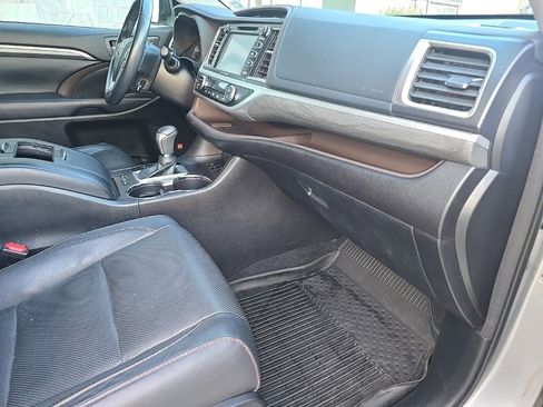 Used 2018 Toyota Highlander Limited image 14
