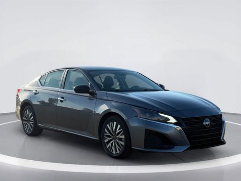 Used 2024 Nissan Altima 2.5 SV FWD image 6
