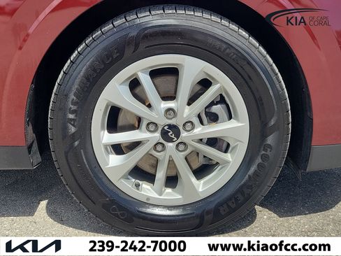 Used 2024 Kia Carnival LX FWD image 7