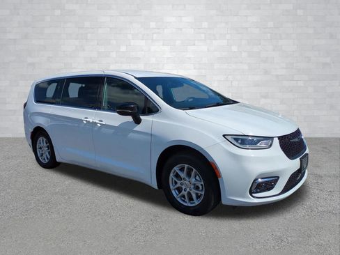 Used 2025 Chrysler Pacifica Select image 2