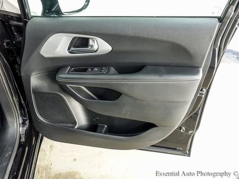 Used 2025 Chrysler Pacifica Limited image 24