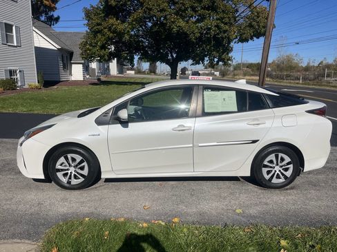 Used 2016 Toyota Prius Two image 3