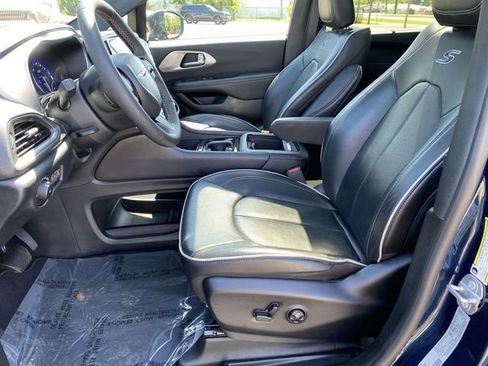 Used 2025 Chrysler Pacifica Limited FWD image 13