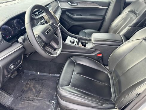 Certified 2024 Jeep Grand Cherokee Limited image 9