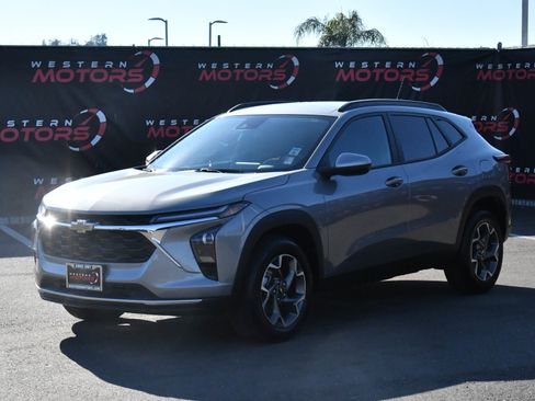 Used 2025 Chevrolet Trax LT w/ LT Convenience Package image 3