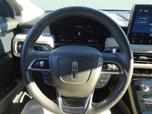 Used 2022 Lincoln Nautilus AWD w/ Premium Package image 12