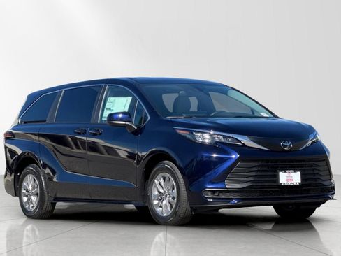 New 2026 Toyota Sienna LE image 1