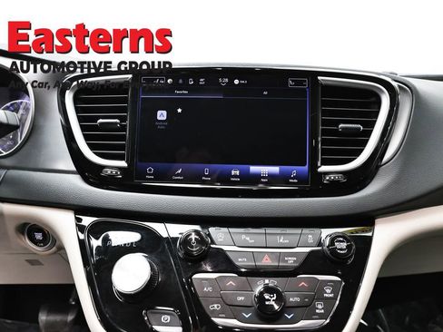 Used 2023 Chrysler Pacifica Touring-L FWD image 12