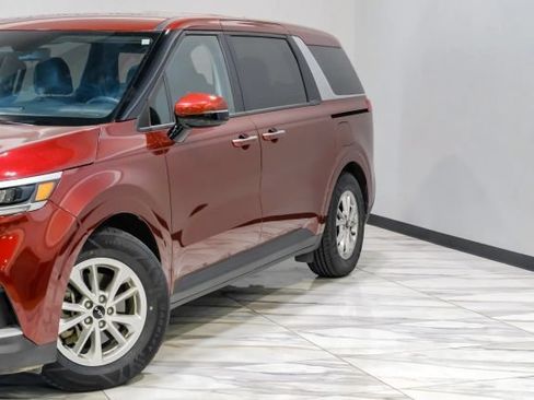 Used 2023 Kia Carnival LX FWD image 7