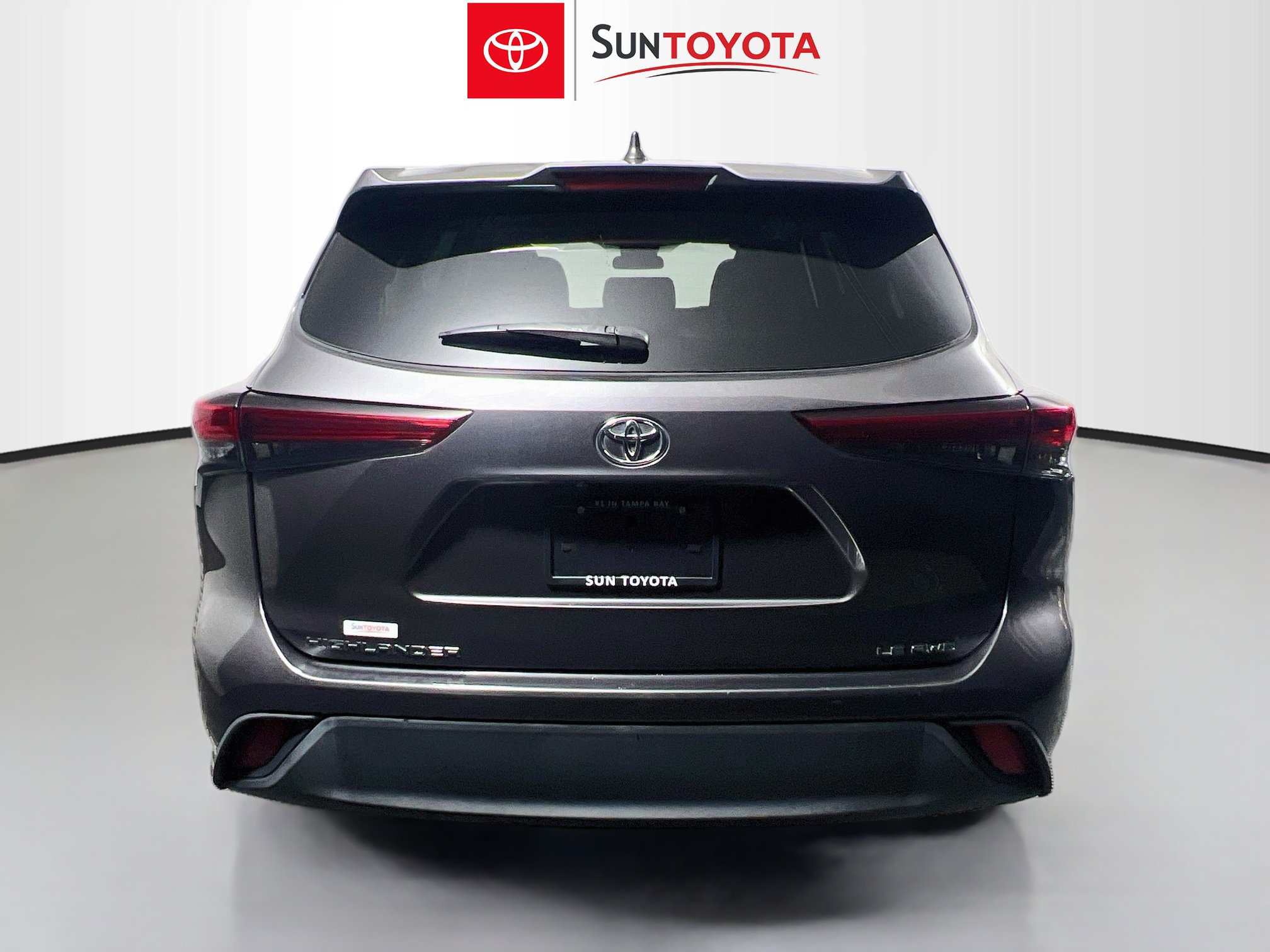 Used 2022 Toyota Highlander LE AWD/4WD image 5