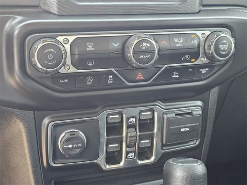 Used 2022 Jeep Gladiator Willys image 17