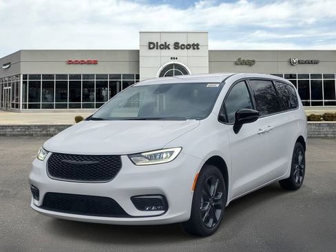 New 2026 Chrysler Pacifica Select image 2