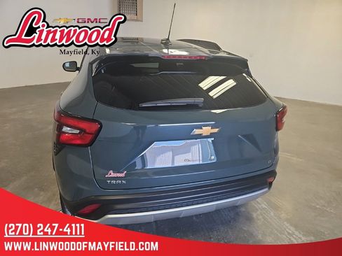 Used 2025 Chevrolet Trax LT FWD image 4
