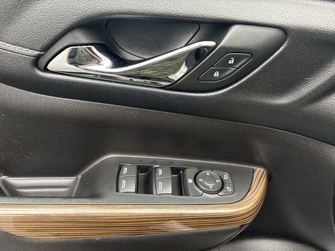 Used 2023 GMC Acadia SLE image 14