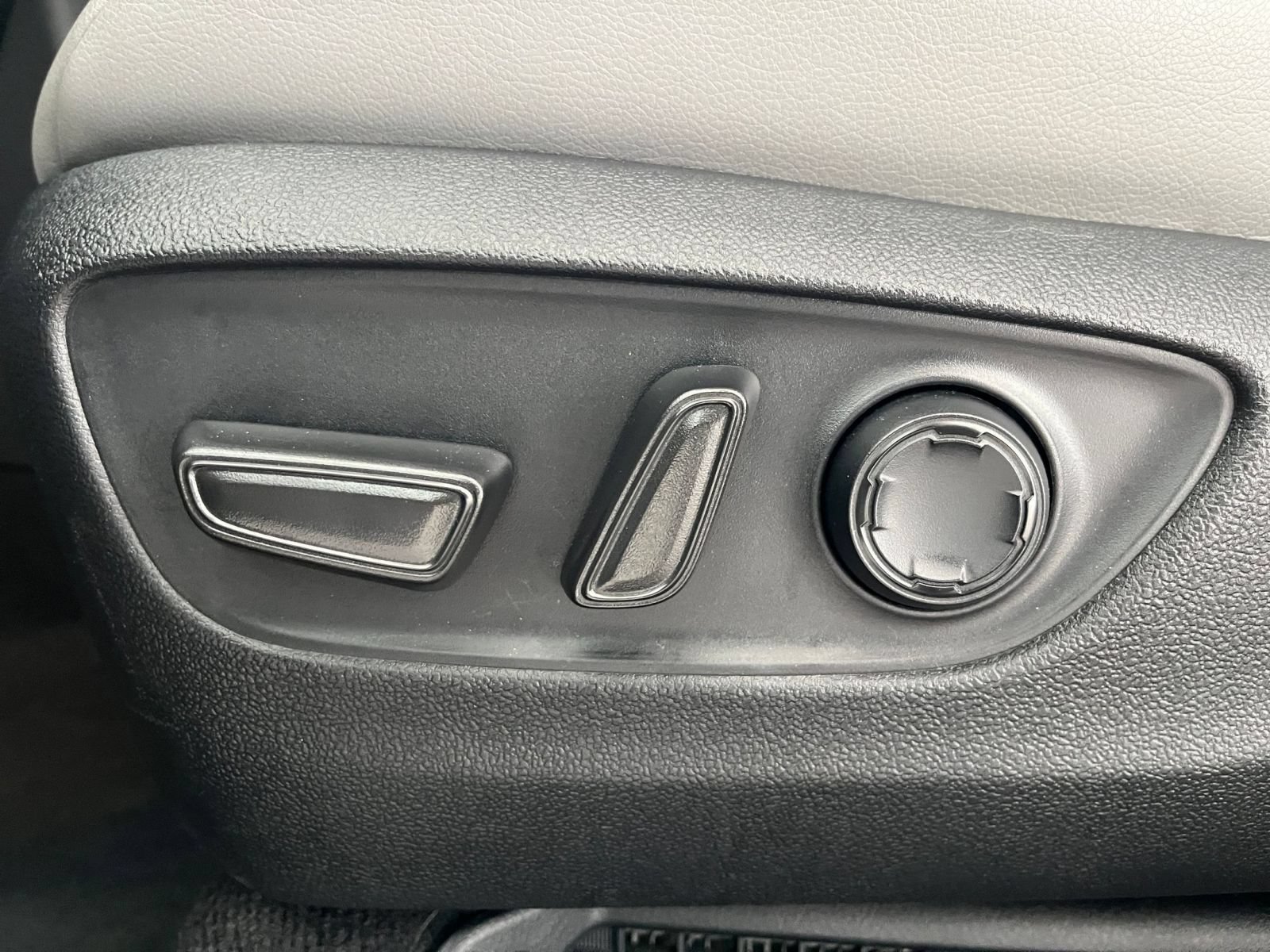 Used 2025 Toyota Sienna XLE FWD image 21
