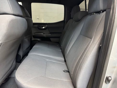 Used 2018 Toyota Tacoma TRD Sport AWD/4WD image 16