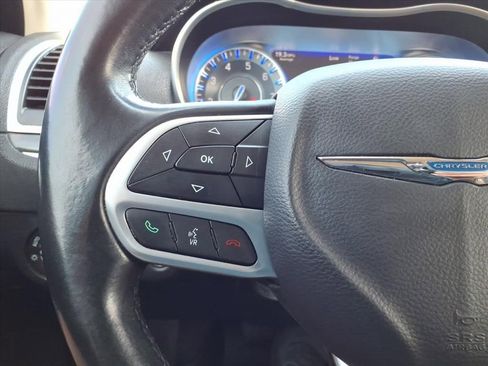 Used 2017 Chrysler 300 Limited image 31