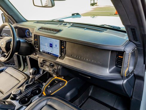 Used 2024 Ford Bronco Badlands image 17