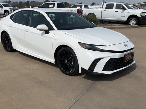 Used 2025 Toyota Camry SE FWD image 3