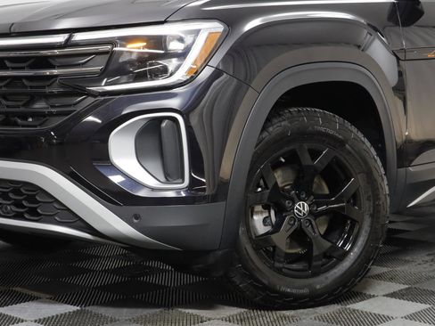 Used 2025 Volkswagen Atlas Peak Edition SE image 3