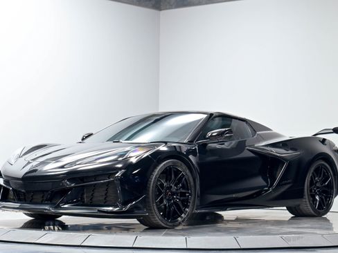 Used 2025 Chevrolet Corvette Z06 RWD image 3