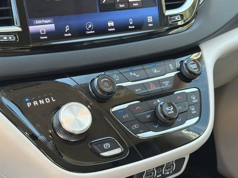 Used 2024 Chrysler Pacifica Touring-L FWD image 29