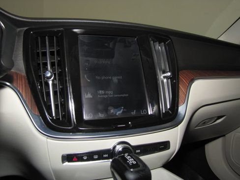 Used 2020 Volvo S60 T5 Momentum w/ Premium Package FWD image 7