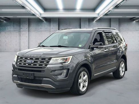 Used 2017 Ford Explorer XLT w/ Equipment Group 202A AWD/4WD image 1