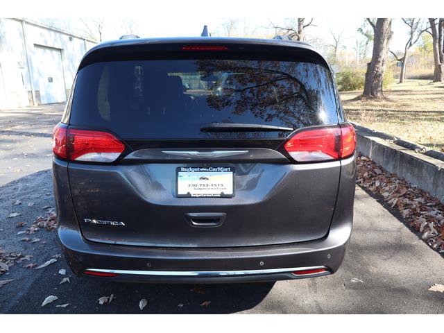 Used 2017 Chrysler Pacifica Touring-L FWD image 5
