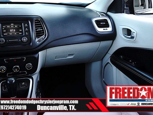 Used 2018 Jeep Compass Latitude FWD image 39